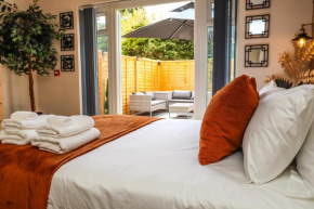 Half Moon Luxury One bedroom - Spacious APT Romantic Getaway with a hot tub, 5 min away from Eastbourne centre , free parking